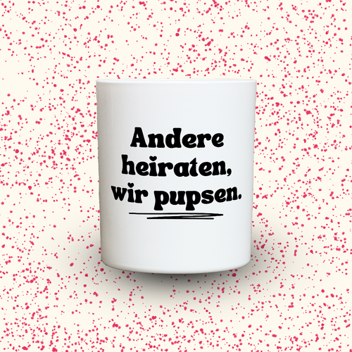 Duftkerze „Andere heiraten, wir pupsen.“ von Kerzen der Herzen, Sojawachs im Glas