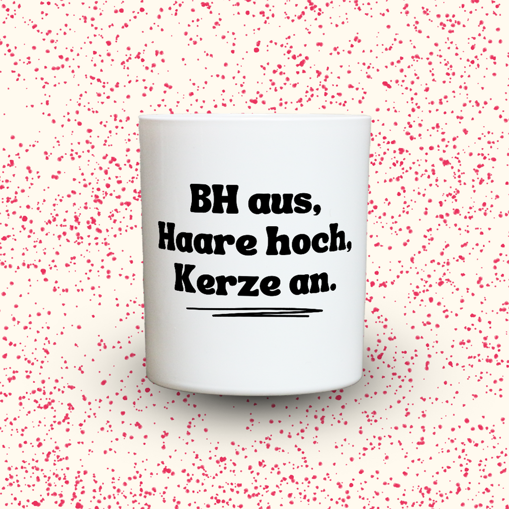 BH aus, Haare hoch, Kerze an.