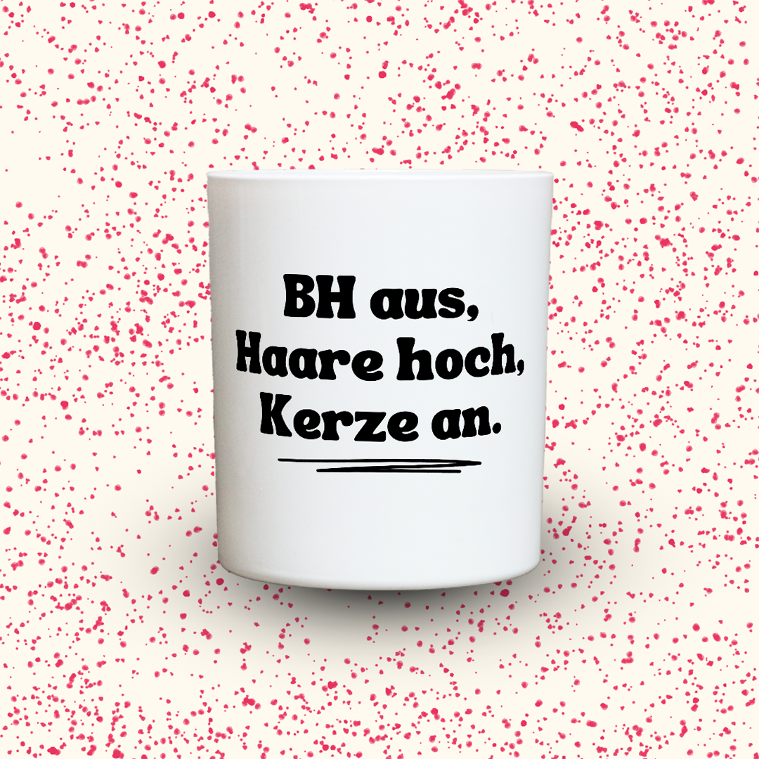BH aus, Haare hoch, Kerze an.
