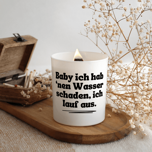 Duftkerze „Baby ich hab 'nen Wasserschaden, ich lauf aus.“ von Kerzen der Herzen – Bild 2