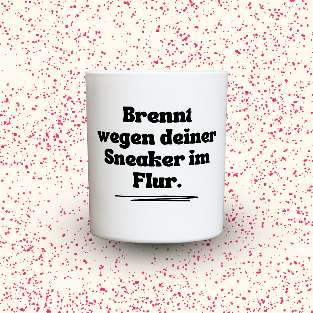 Duftkerze „Brennt wegen deiner Sneaker im Flur.“ von Kerzen der Herzen, Sojawachs im Glas