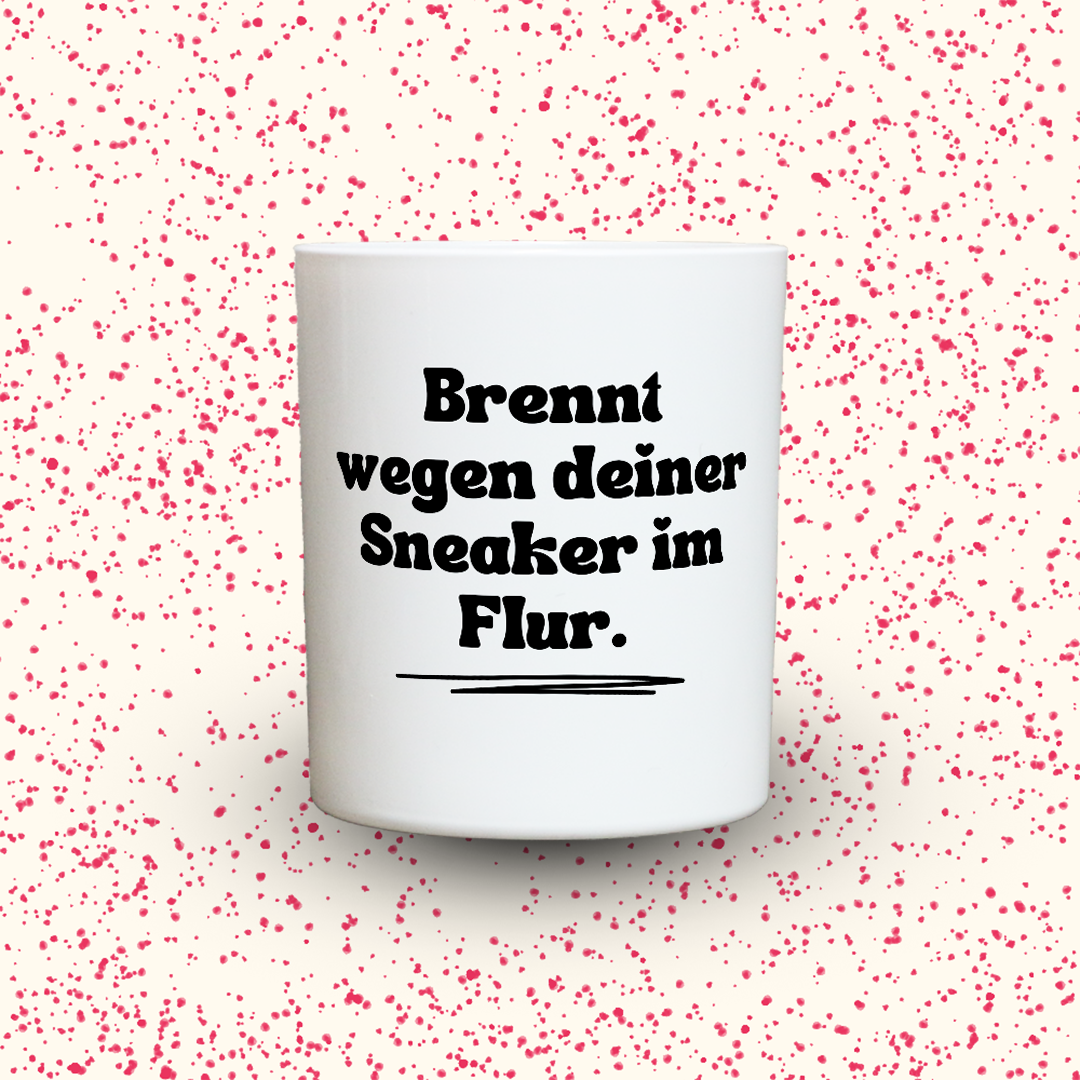 Duftkerze „Brennt wegen deiner Sneaker im Flur.“ von Kerzen der Herzen, Sojawachs im Glas