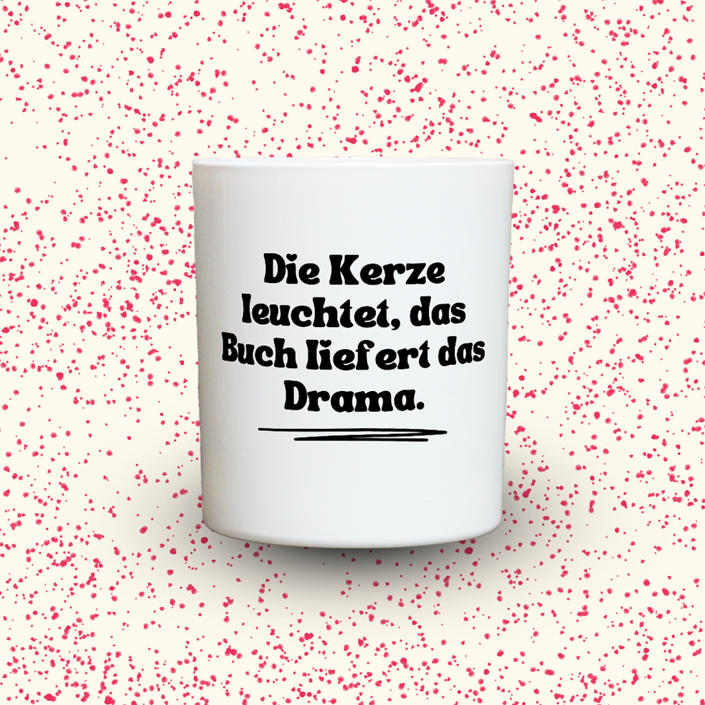 Duftkerze „Die Kerze leuchtet, das Buch liefert das Drama.“ von Kerzen der Herzen, Sojawachs im Glas