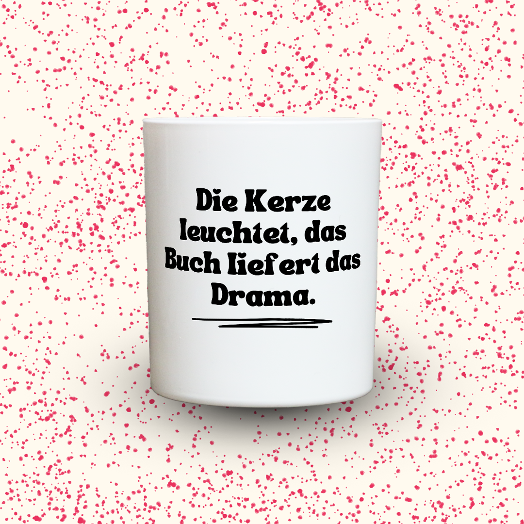 Duftkerze „Die Kerze leuchtet, das Buch liefert das Drama.“ von Kerzen der Herzen, Sojawachs im Glas