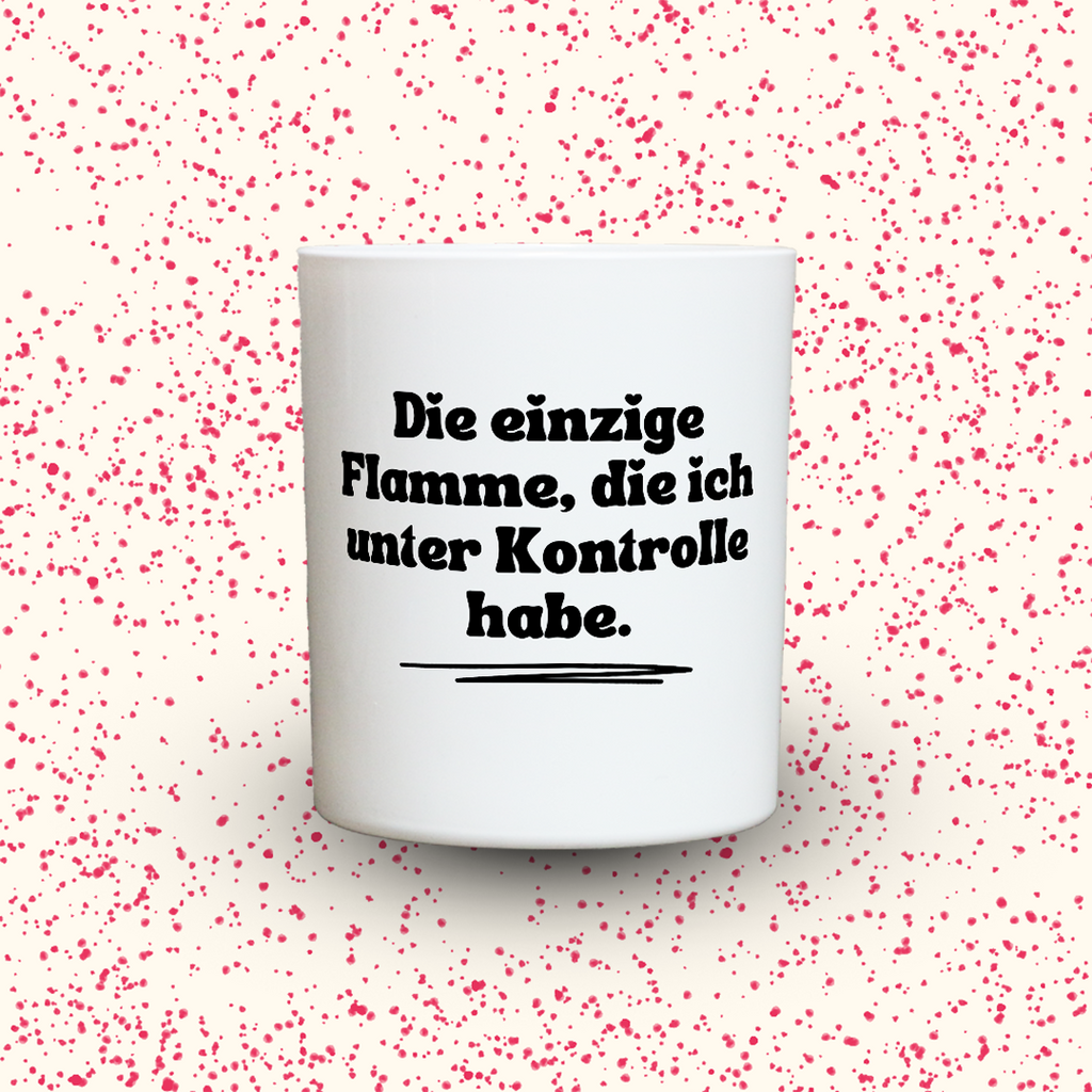 Duftkerze „Die einzige Flamme, die ich unter Kontrolle habe.“ von Kerzen der Herzen, Sojawachs im Glas