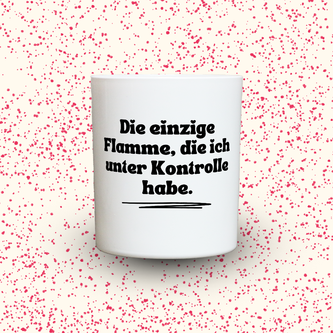 Duftkerze „Die einzige Flamme, die ich unter Kontrolle habe.“ von Kerzen der Herzen, Sojawachs im Glas