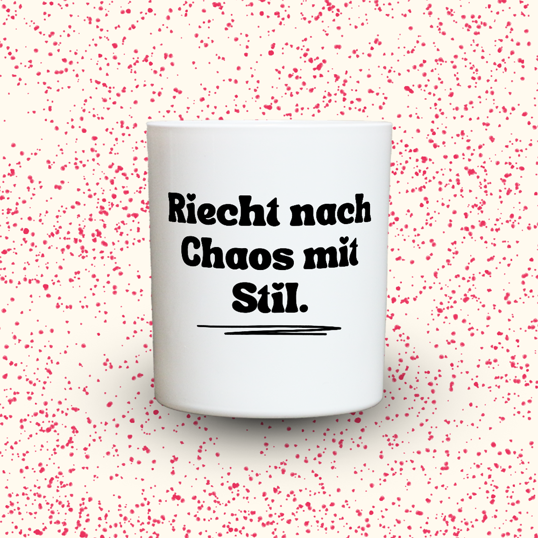 Duftkerze „Riecht nach Chaos mit Stil.“ von Kerzen der Herzen, Sojawachs im Glas