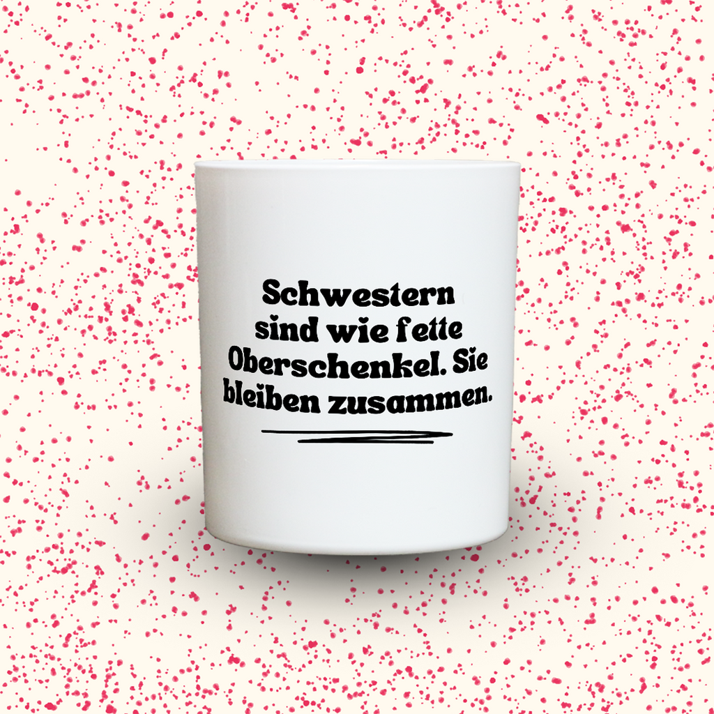 Duftkerze „Schwestern sind wie fette Oberschenkel. Sie bleiben zusammen.“ von Kerzen der Herzen, Sojawachs im Glas