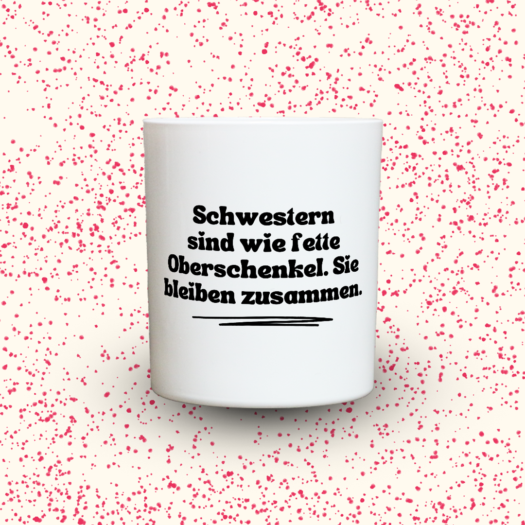 Duftkerze „Schwestern sind wie fette Oberschenkel. Sie bleiben zusammen.“ von Kerzen der Herzen, Sojawachs im Glas