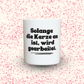 Duftkerze „Solange die Kerze an ist, wird gearbeitet.“ von Kerzen der Herzen, Sojawachs im Glas