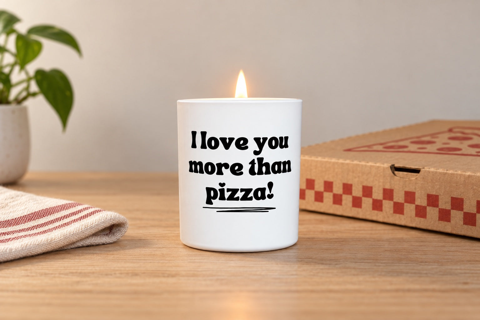 Valentinstagsgeschenk: Duftkerze mit Spruch „I love you more than pizza!“